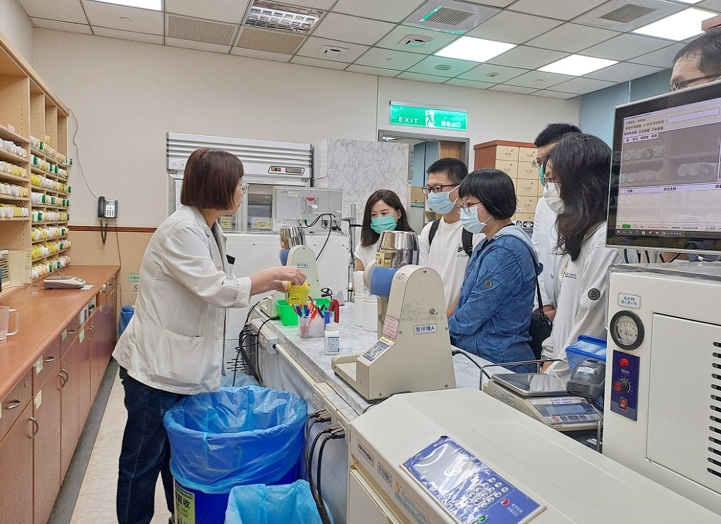 跨領域共授課程新聞稿：從基礎藥理學走進臨床用藥現場 嘉大師生赴嘉義基督教醫院參訪