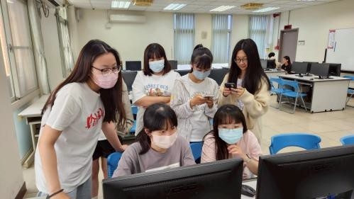 「生成式AI導入課程教學」：英文報告寫作