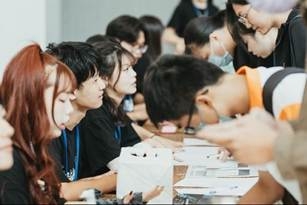 一張含有 服裝, 人的臉孔, 人員, 女孩 的圖片

自動產生的描述