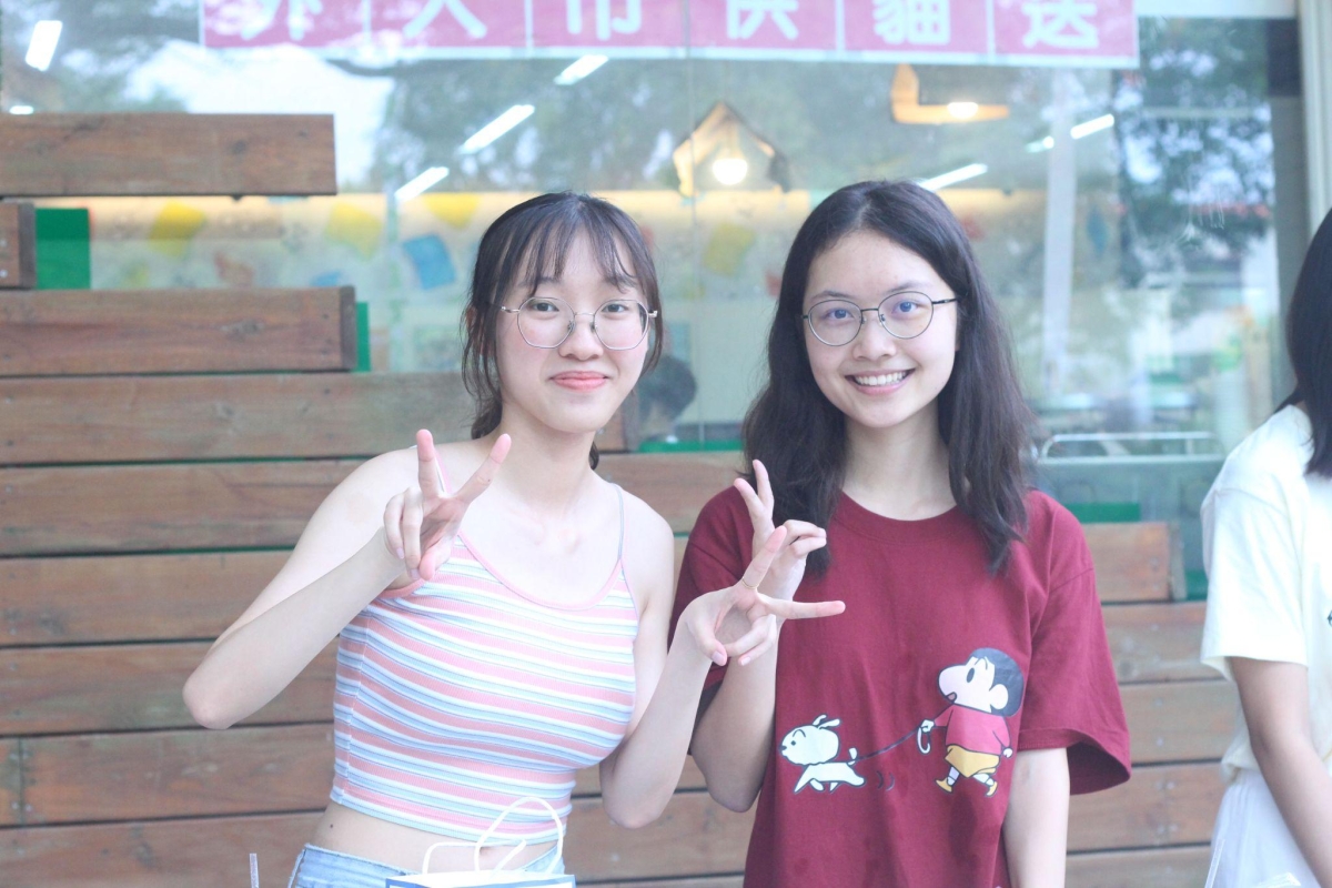 一張含有 人員, 服裝, 人的臉孔, 微笑 的圖片

AI 產生的內容可能不正確。