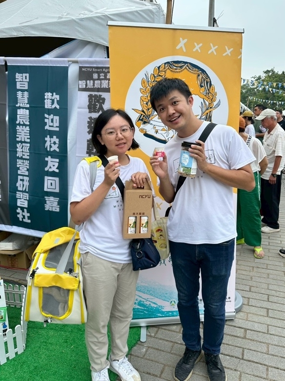 一張含有 服裝, 人員, 足部穿著, 微笑 的圖片

AI 產生的內容可能不正確。