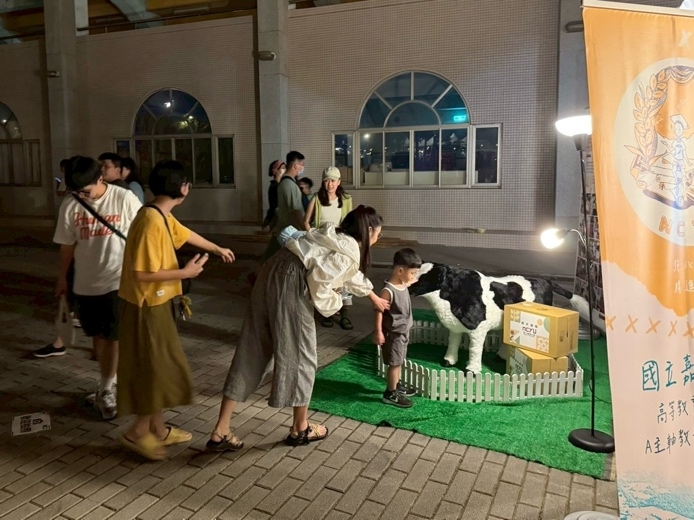 一張含有 服裝, 建築, 足部穿著, 人員 的圖片

AI 產生的內容可能不正確。