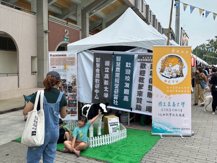 一張含有 服裝, 戶外, 足部穿著, 建築 的圖片

AI 產生的內容可能不正確。