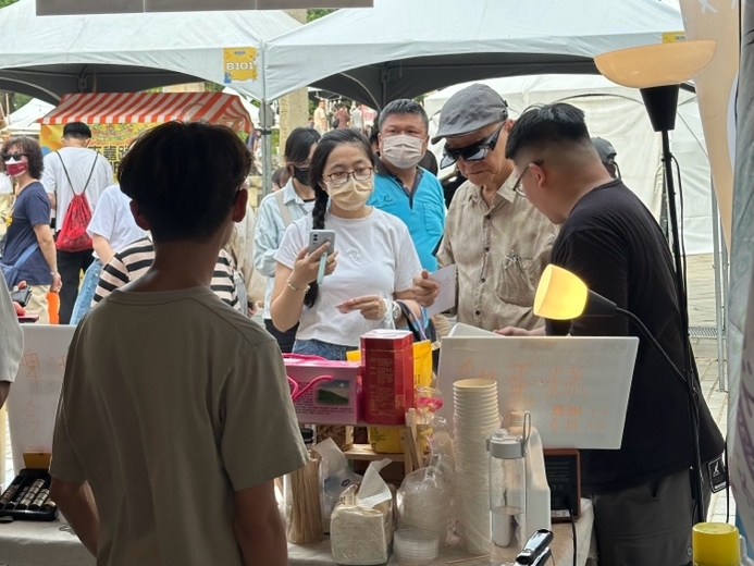 一張含有 服裝, 人員, 男人, 女人 的圖片

AI 產生的內容可能不正確。